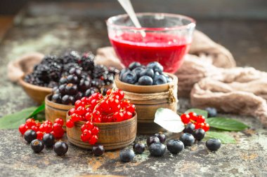 İçkilerle kompozisyonda olgun yaz meyveleri. Sağlıklı yemek..