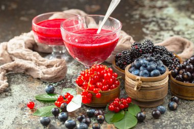 İçkilerle kompozisyonda olgun yaz meyveleri. Sağlıklı yemek..