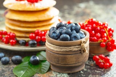 İçkilerle kompozisyonda olgun yaz meyveleri. Sağlıklı yemek..