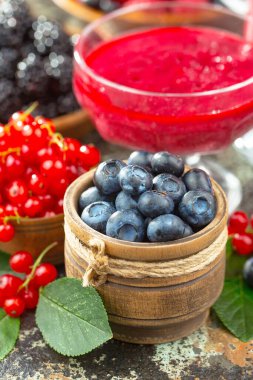 İçkilerle kompozisyonda olgun yaz meyveleri. Sağlıklı yemek..