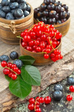 İçkilerle kompozisyonda olgun yaz meyveleri. Sağlıklı yemek..