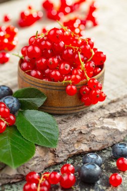 İçkilerle kompozisyonda olgun yaz meyveleri. Sağlıklı yemek..