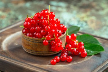 İçkilerle kompozisyonda olgun yaz meyveleri. Sağlıklı yemek..