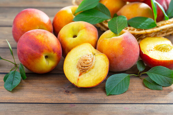 Спелые персики на старом фоне