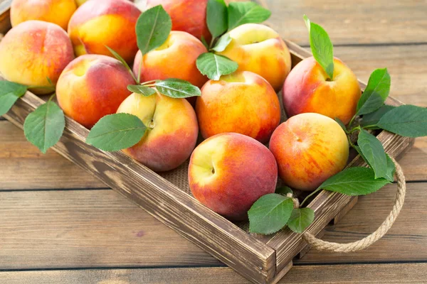 Eski bir arkaplanda olgun şeftaliler