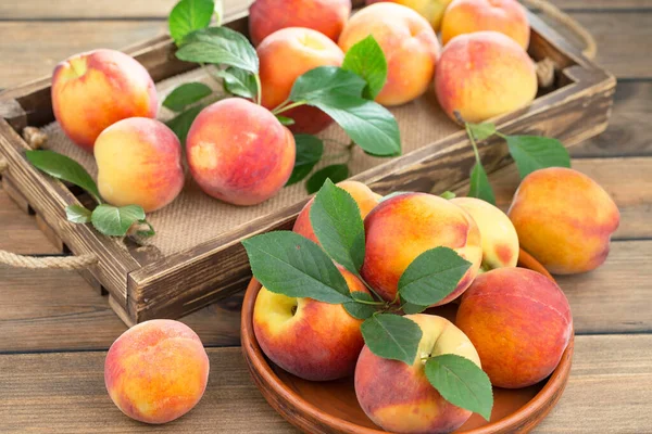 Eski bir arkaplanda olgun şeftaliler