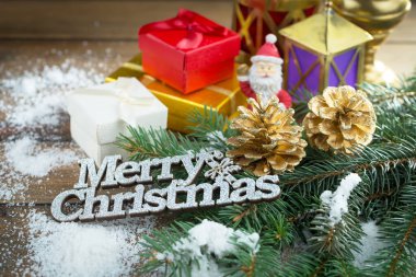 Hediyelerle, kahveyle ve Noel süsleriyle mutlu Noeller..