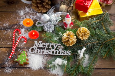 Hediyelerle, kahveyle ve Noel süsleriyle mutlu Noeller..