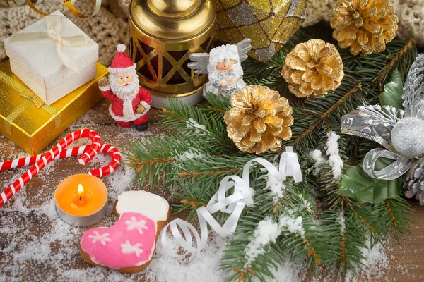 ギフトとメリークリスマスカード コーヒーとクリスマスの装飾 — ストック写真