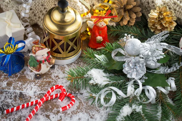 ギフトとメリークリスマスカード コーヒーとクリスマスの装飾 — ストック写真