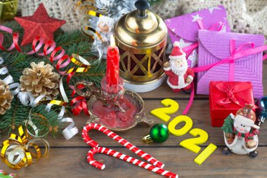 Mutlu Noeller ve mutlu yıllar, içinde hediyeler ve Noel süsleri olan kartpostallar..