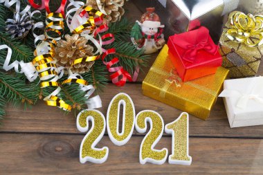 Mutlu Noeller ve mutlu yıllar, içinde hediyeler ve Noel süsleri olan kartpostallar..