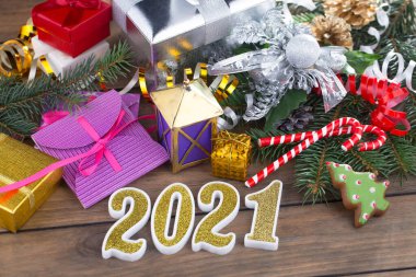 Mutlu Noeller ve mutlu yıllar, içinde hediyeler ve Noel süsleri olan kartpostallar..