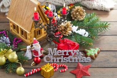 Mutlu Noeller ve mutlu yıllar, içinde hediyeler ve Noel süsleri olan kartpostallar..