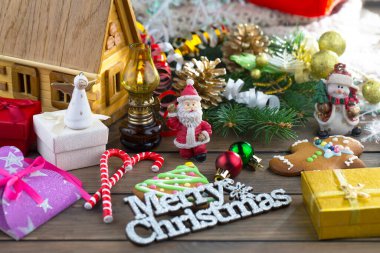 Mutlu Noeller ve mutlu yıllar, içinde hediyeler ve Noel süsleri olan kartpostallar..