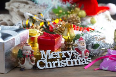 Mutlu Noeller ve mutlu yıllar, içinde hediyeler ve Noel süsleri olan kartpostallar..