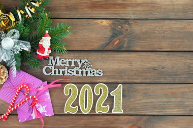 Mutlu Noeller, içinde hediyeler ve Noel süsleri olan kartpostallar.