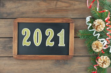 Mutlu Noeller, içinde hediyeler ve Noel süsleri olan kartpostallar.