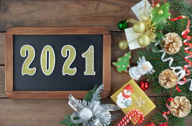 Mutlu Noeller, içinde hediyeler ve Noel süsleri olan kartpostallar.