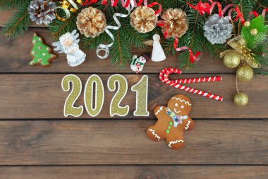 Mutlu Noeller, içinde hediyeler ve Noel süsleri olan kartpostallar.