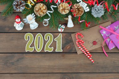 Mutlu Noeller, içinde hediyeler ve Noel süsleri olan kartpostallar.