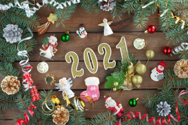 Mutlu Noeller, içinde hediyeler ve Noel süsleri olan kartpostallar.