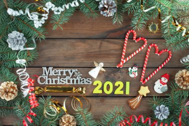 Mutlu Noeller, içinde hediyeler ve Noel süsleri olan kartpostallar.