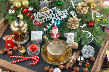 Hediyelerle, kahveyle ve Noel süsleriyle mutlu Noeller..