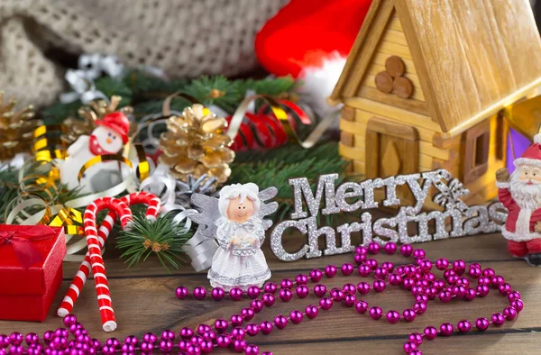 メリークリスマスとハッピーニューイヤー ギフトやクリスマスの装飾付きのポストカード — ストック写真