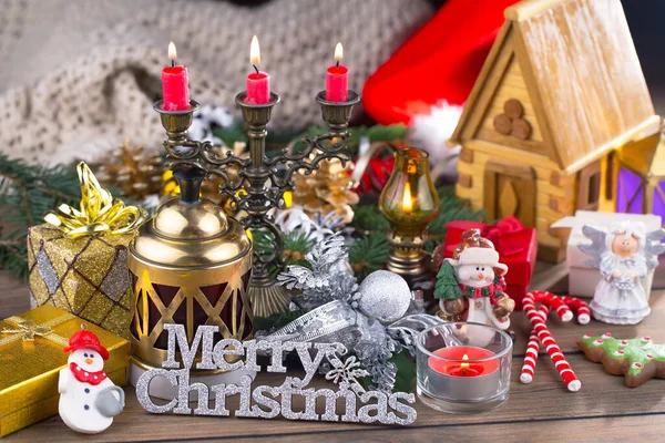 メリークリスマスとハッピーニューイヤー ギフトやクリスマスの装飾付きのポストカード — ストック写真