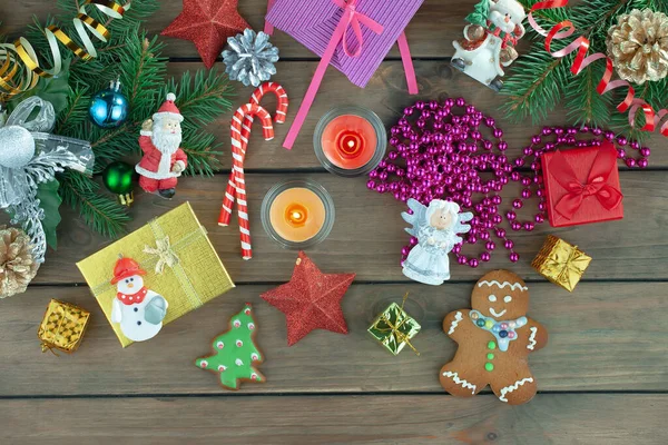 メリークリスマスプレゼントやクリスマスの装飾付きのポストカード — ストック写真