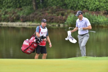 Kuala Lumpur, Malezya - 11 Ekim: Brendan Steele(R) CIMB klasik 2018, Tpc Kuala Lumpur, Kuala Lumpur, Malezya üzerinde 11 Ekim 2018 1 turda sırasında resimde ABD. Masuti tarafından (fotoğraf)