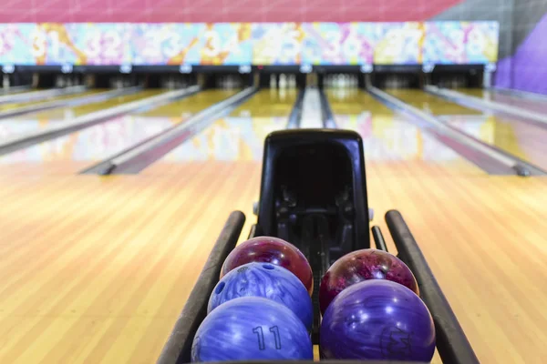 Bowling Lane Çeşitli Bowling Topu — Stok fotoğraf
