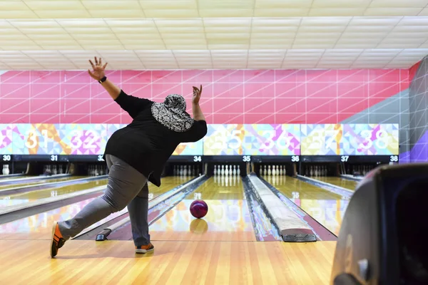 Mulheres Jogador Jogar Bola Pista Bowling — Fotografia de Stock