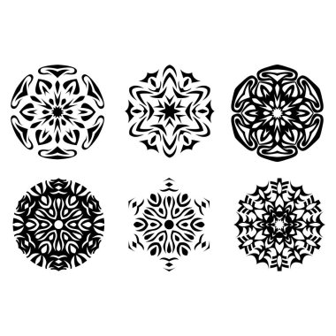 Vektör kar taneleri ayarlandı. Tatil illüstrasyonu. Kar Yeni Yılları süslenir. Noel elementi Kar Tanesi silueti klipsi. Kış dekorasyonu. 