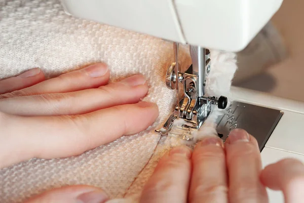 Manos Femeninas Que Cosen Algodón Textil — Foto de Stock