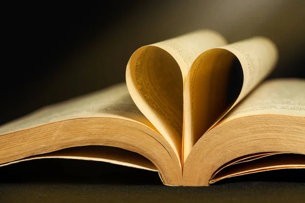 Libro vintage con segnalibro a forma di cuore — Foto Stock