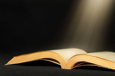 Işık ışını ve kopya alanı ile açık kitap