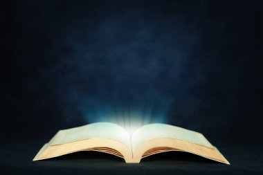 Işık ile açık sihirli kitap 