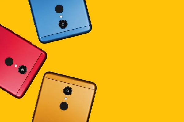 Üç renkli smartphones arka plan