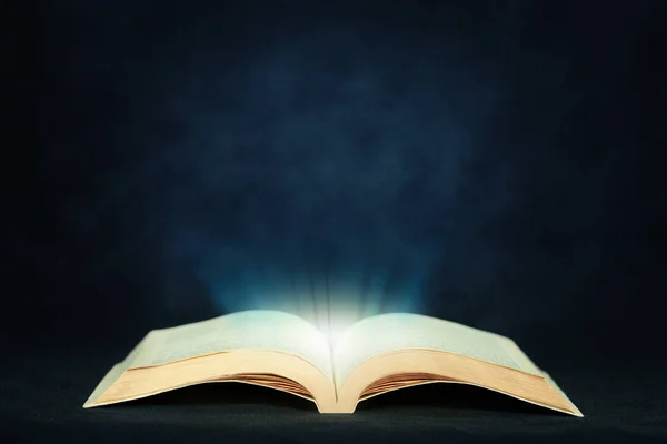 Işık ile açık sihirli kitap 