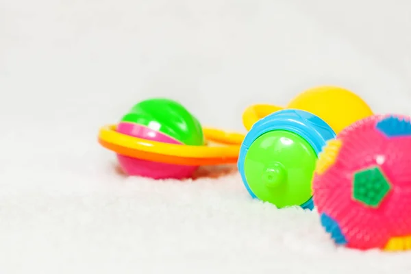 Tres juguetes en suave textil blanco — Foto de Stock