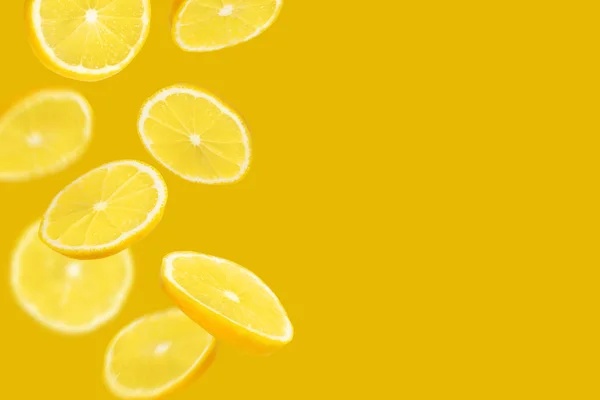 Limon arka plan düşen dilimler — Stok fotoğraf