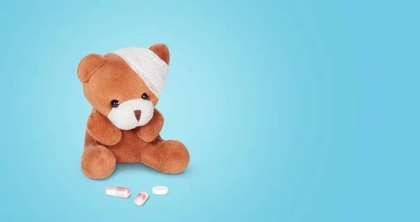 Teddy urso boneca com pílulas de fundo — Fotografia de Stock