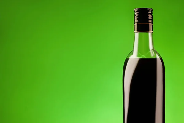 Бутылка вишневого бренди — стоковое фото