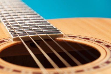 Gitarın ses deliği ve telleri yakın plan