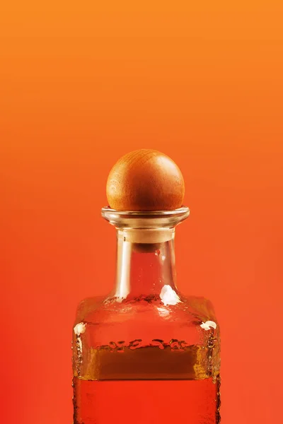 Botella de lujo de alcohol tequila con corcho de madera — Foto de Stock