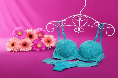 Çiçekli sutyen ve külot.