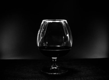 karanlık, cam ve brendi