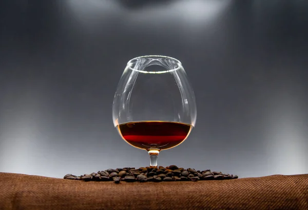 Glas, brendi ve kavrulmuş kahve çekirdekleri